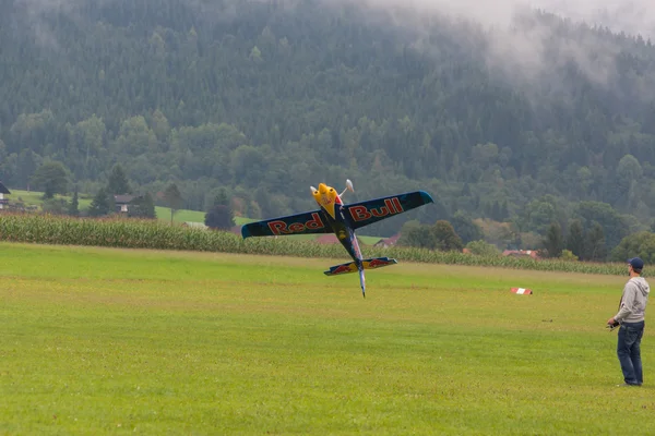 红牛在特技飞行的模型飞机 — 图库照片