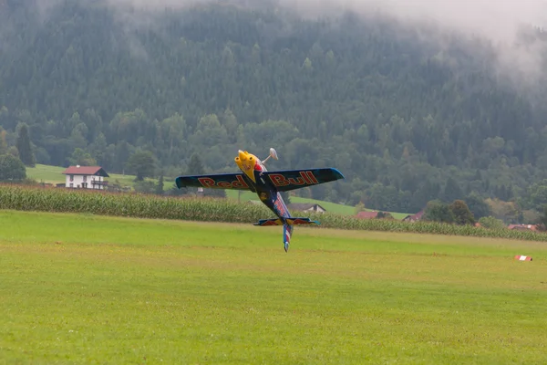 Modèle d'avion RedBull en voltige — Photo