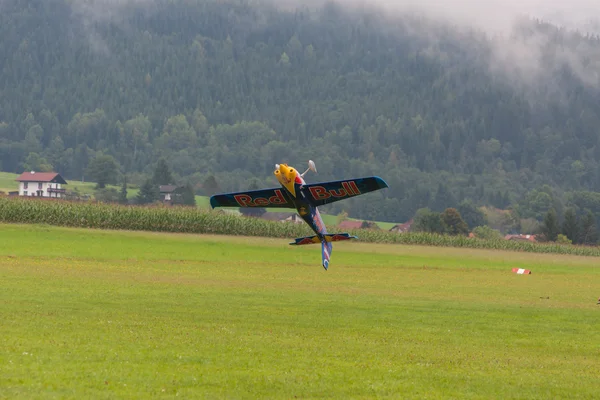 Redbull model uçak içinde akrobasi