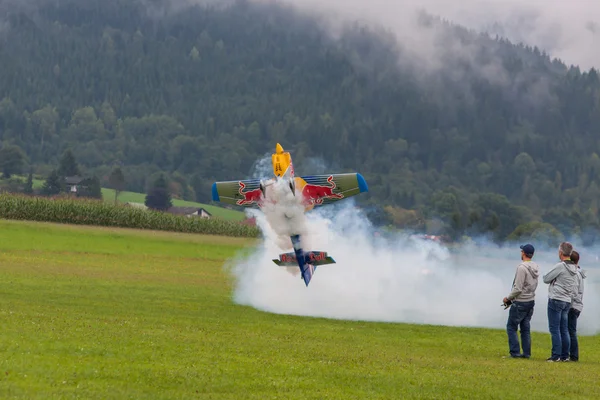 Redbull model uçak içinde akrobasi