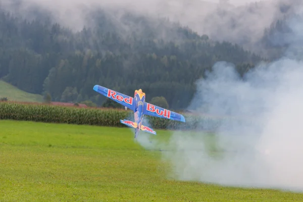 Modelvliegtuigen RedBull in aerobatics — Stockfoto