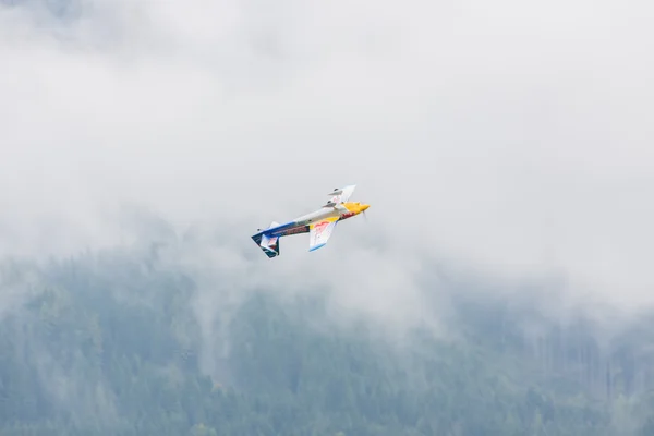 Modelvliegtuigen RedBull in aerobatics — Stockfoto