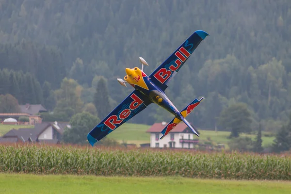 アクロバット飛行でレッドブルの模型飛行機 — ストック写真