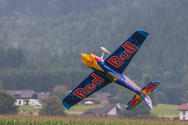 Modèle d'avion RedBull en voltige — Photo