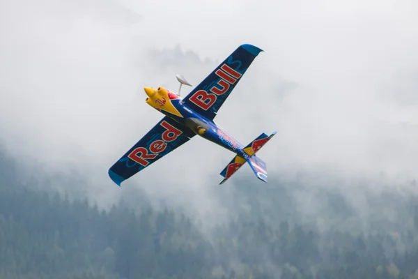 RedBullin pienoismalli aerobatiikassa — kuvapankkivalokuva