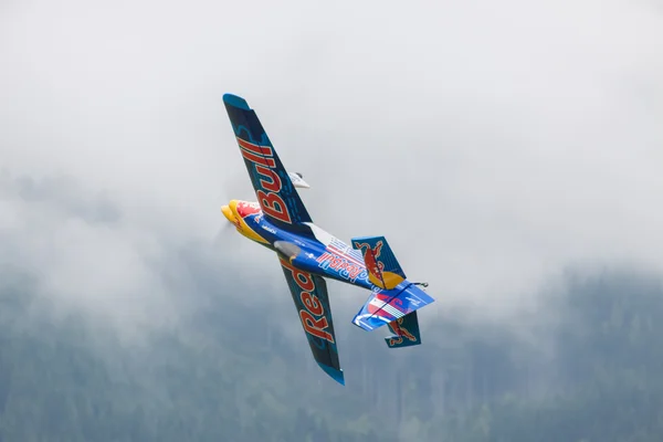 アクロバット飛行でレッドブルの模型飛行機 — ストック写真