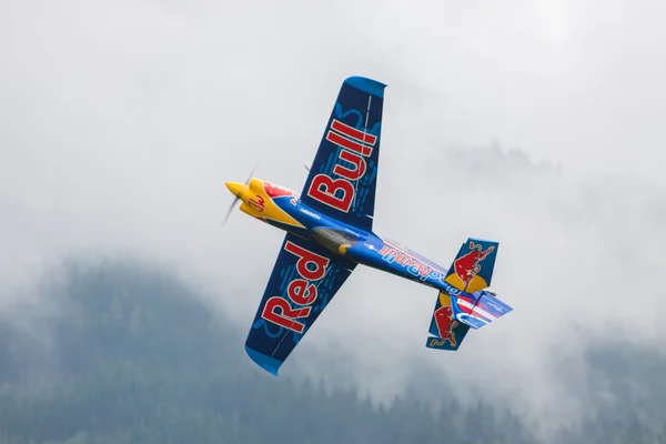 アクロバット飛行でレッドブルの模型飛行機 — ストック写真