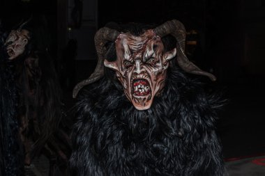 Perchten bir Perchtenlauf - maskeleri ve derileri üzerinde