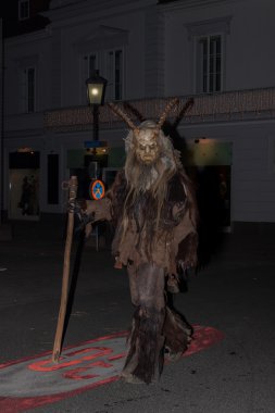 Perchten bir Perchtenlauf - maskeleri ve derileri üzerinde