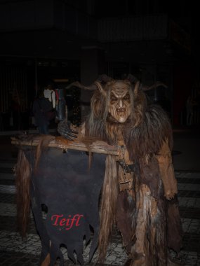 Perchten bir Perchtenlauf - maskeleri ve derileri üzerinde