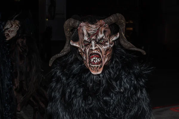 Perchten beim Perchtenlauf - Masken und Felle — Stockfoto