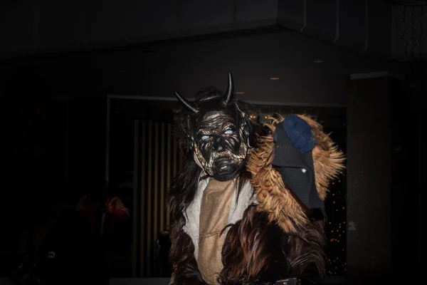 Perchten op een Perchtenlauf - maskers en vellen — Stockfoto