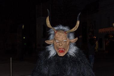 Perchten bir Perchtenlauf - maskeleri ve derileri üzerinde