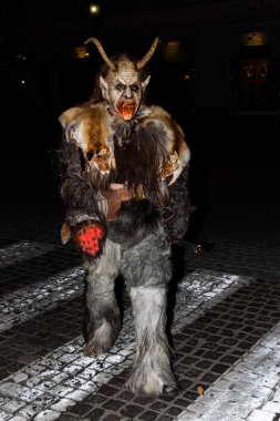 Perchten bir Perchtenlauf - maskeleri ve derileri üzerinde