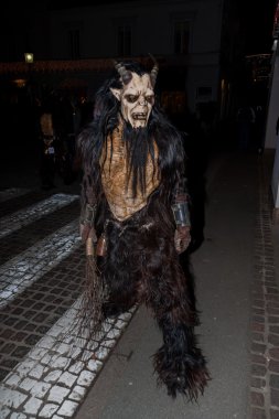 Perchten bir Perchtenlauf - maskeleri ve derileri üzerinde