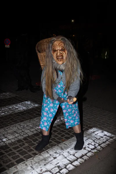 Perchten op een Perchtenlauf - maskers en vellen — Stockfoto