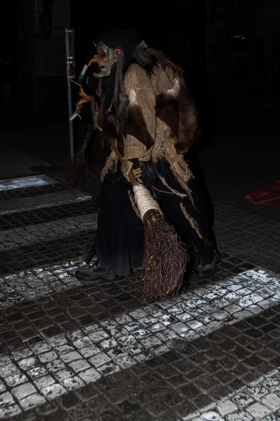 Perchten sobre el Perchtenlauf - las máscaras y las pieles — Foto de Stock