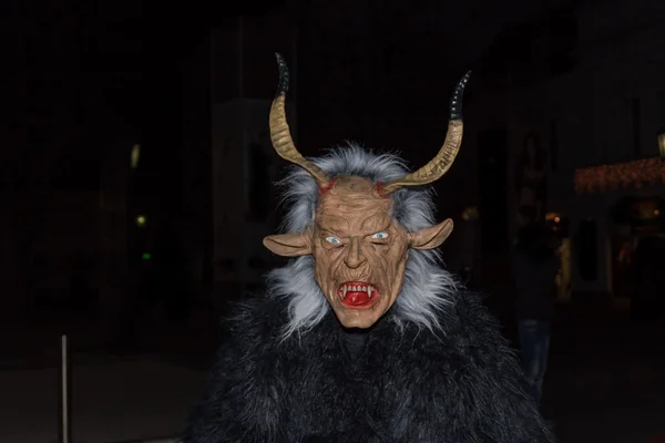 Perchten op een Perchtenlauf - maskers en vellen — Stockfoto