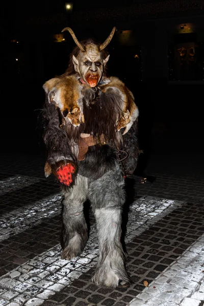 Perchten sobre el Perchtenlauf - las máscaras y las pieles — Foto de Stock