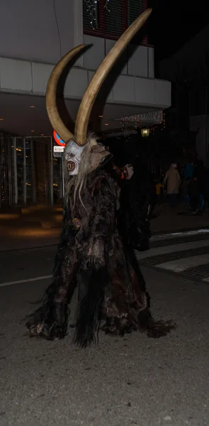 Perchten sobre el Perchtenlauf - las máscaras y las pieles — Foto de Stock