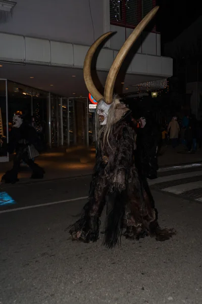 Perchten sobre el Perchtenlauf - las máscaras y las pieles — Foto de Stock