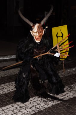 Perchten bir Perchtenlauf - maskeleri ve derileri üzerinde