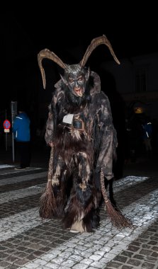 Perchten bir Perchtenlauf - maskeleri ve derileri üzerinde