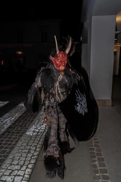 Perchten em um Perchtenlauf - máscaras e peles — Fotografia de Stock