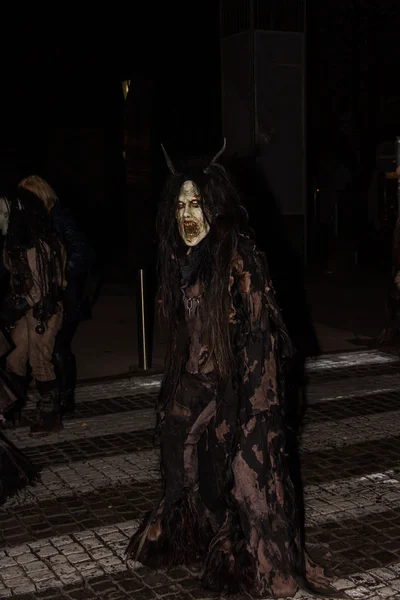 Perchten sobre el Perchtenlauf - las máscaras y las pieles — Foto de Stock