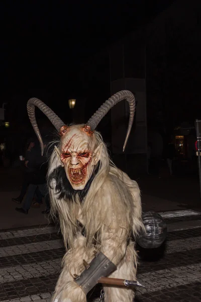 Perchten sobre el Perchtenlauf - las máscaras y las pieles —  Fotos de Stock