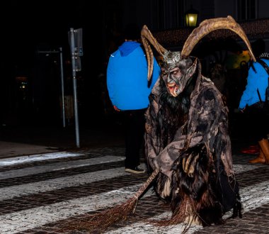 Perchten bir Perchtenlauf - maskeleri ve derileri üzerinde