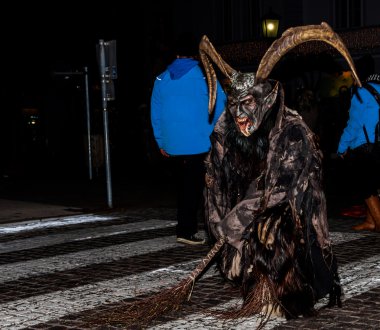 Perchten bir Perchtenlauf - maskeleri ve derileri üzerinde
