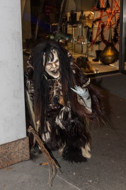 Perchten bir Perchtenlauf - maskeleri ve derileri üzerinde