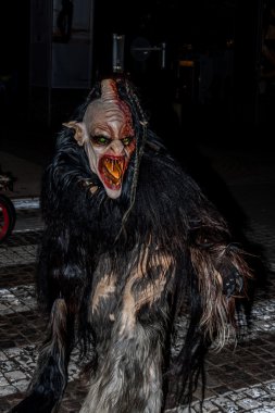 Perchten bir Perchtenlauf - maskeleri ve derileri üzerinde