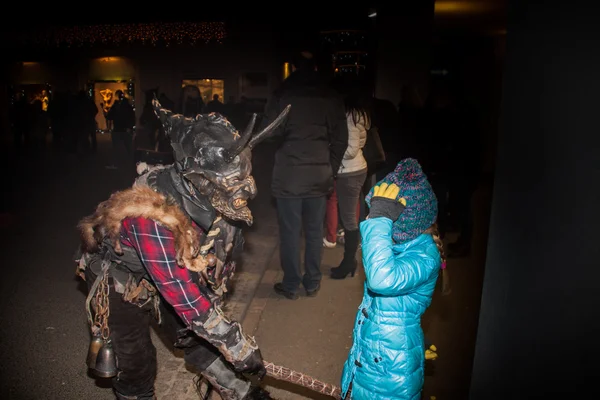 Perchten sobre el Perchtenlauf - las máscaras y las pieles — Foto de Stock