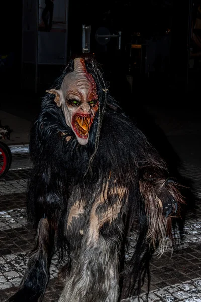 Perchten sobre el Perchtenlauf - las máscaras y las pieles —  Fotos de Stock