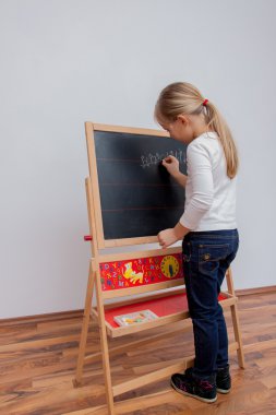Çocuk - çocuk ile yazı tahtası