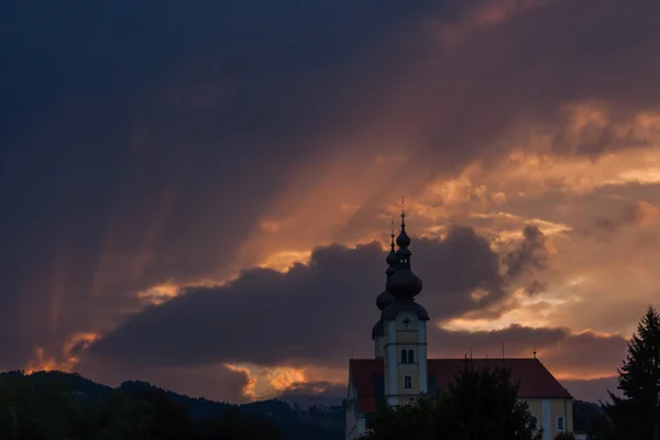 Kirche mit mystischem Himmel — Stockfoto