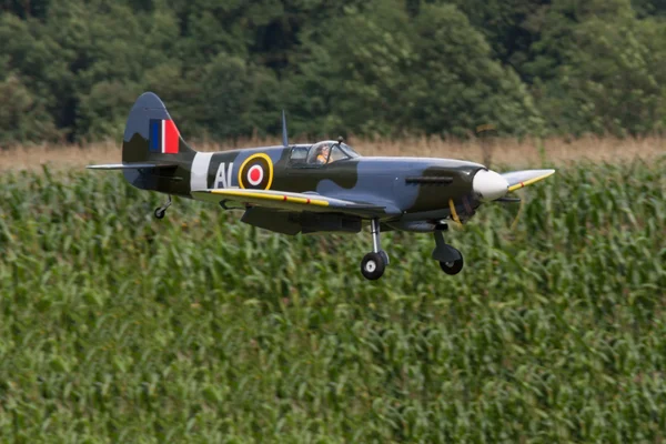 Flugzeuge - Modellflugzeuge - Tieffliegerkunstflug — Stockfoto