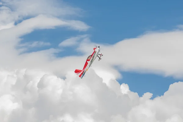 Vliegtuigen - modelvliegtuigen - lage vleugel aerobatics — Stockfoto