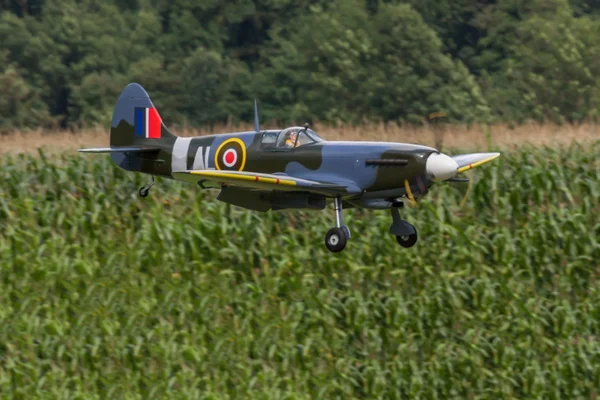 Flugzeuge - Modellflugzeuge - Tieffliegerkunstflug — Stockfoto