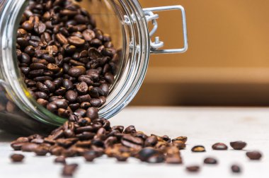 Kahve çekirdekleri ve ahşap arka plan üzerinde çekilmiş kahve ile seramik kaseler