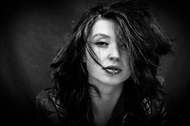 Stilize deldi bir kadın portresi