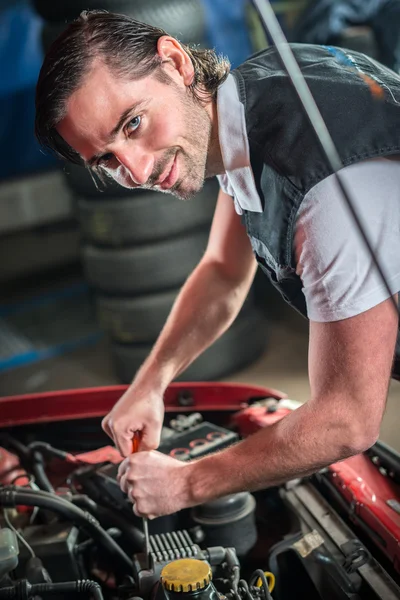 Mecánico de coche en el servicio de reparación de automóviles — Foto de Stock