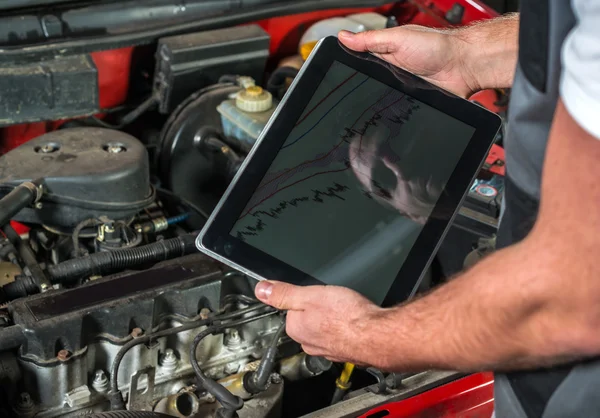 정비공 수리 차고에서 tablet pc를 사용 하 여 — 스톡 사진