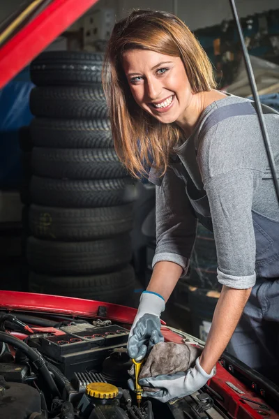 Mooie vrouwelijke auto monteur in auto reparatieservice Stockfoto