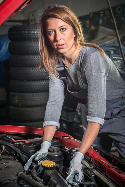 Female car mechanic in auto repair service — Stock Photo, Image