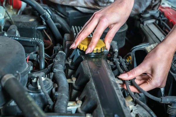 Vrouwelijke auto monteur in auto reparatie Stockfoto