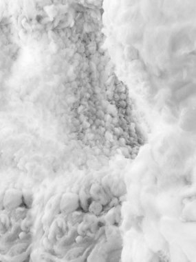 Beyaz ve gri duman tüm kompozisyonu işgal ediyor. Sisli . 