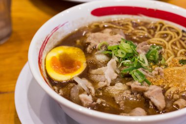 Domuz eti ve yumurta, Japon yemekleri ile Ramen erişte